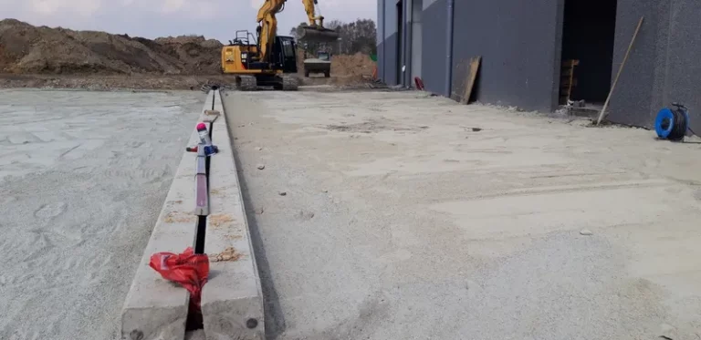 h1Pause caniveaux et préparation pour dalles béton.