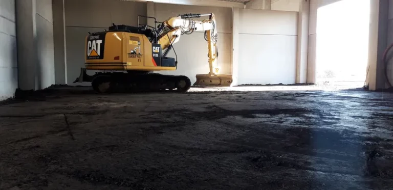 i2 Terrassement de finition pour dalle de béton pour un hangar industriel.
