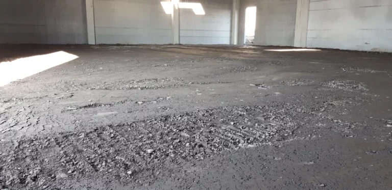 i3 Terrassement de finition pour dalle de béton pour un hangar industriel.